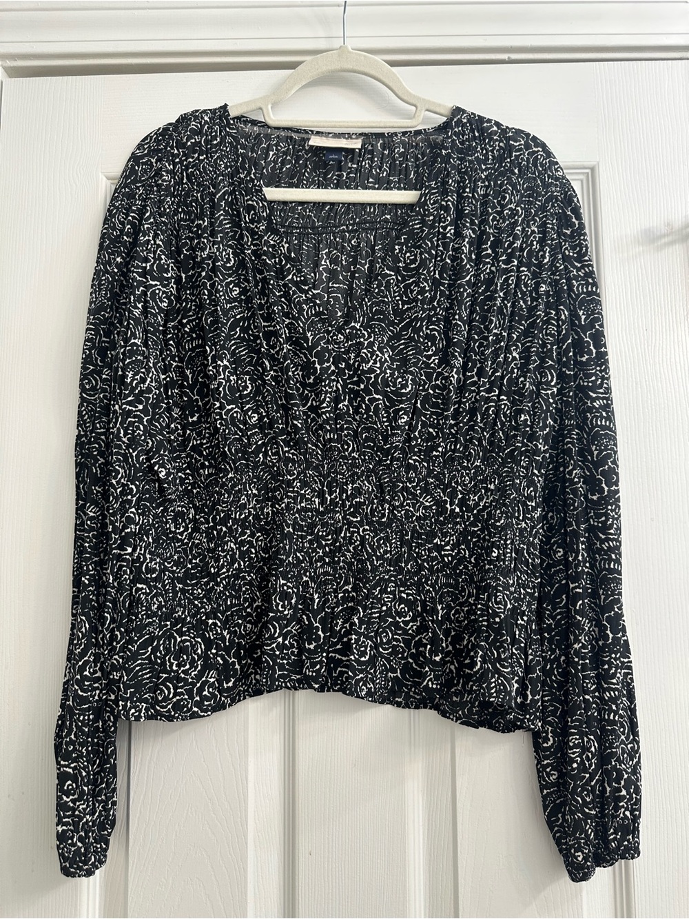 Universal Thread Black and White Floral Peasant Blouse